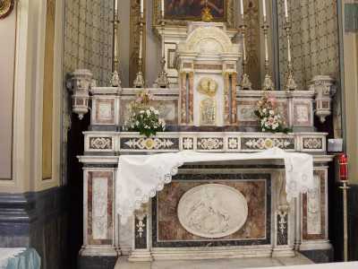 Di fronte a noi l�altare maggiore in marmo � inquadrato in una cupola